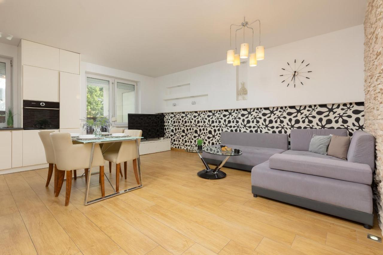 Metro Targowek Spacious Apartment With Parking By Noclegi Renters Warsawa Bagian luar foto